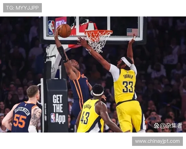 骑士力拼尼克斯展开激烈对决 双方球员全力以赴争夺胜利